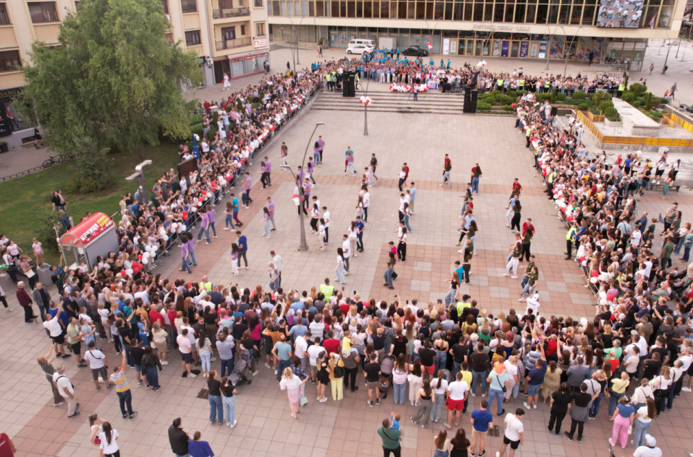 Veličanstvena slika poslata iz Čačka: Preko 500 učesnika na gradskom trgu FOTO