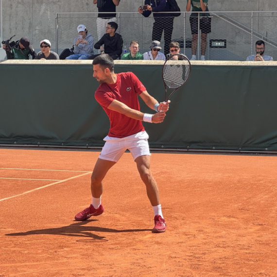 Đoković ponovo na terenu – Novak sa mladim Italijanom odradio trening u Parizu FOTO