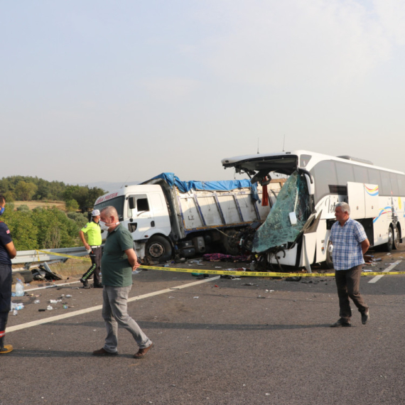 Stravična nesreća: Prevrnuo se autobus, desetoro stranaca poginulo