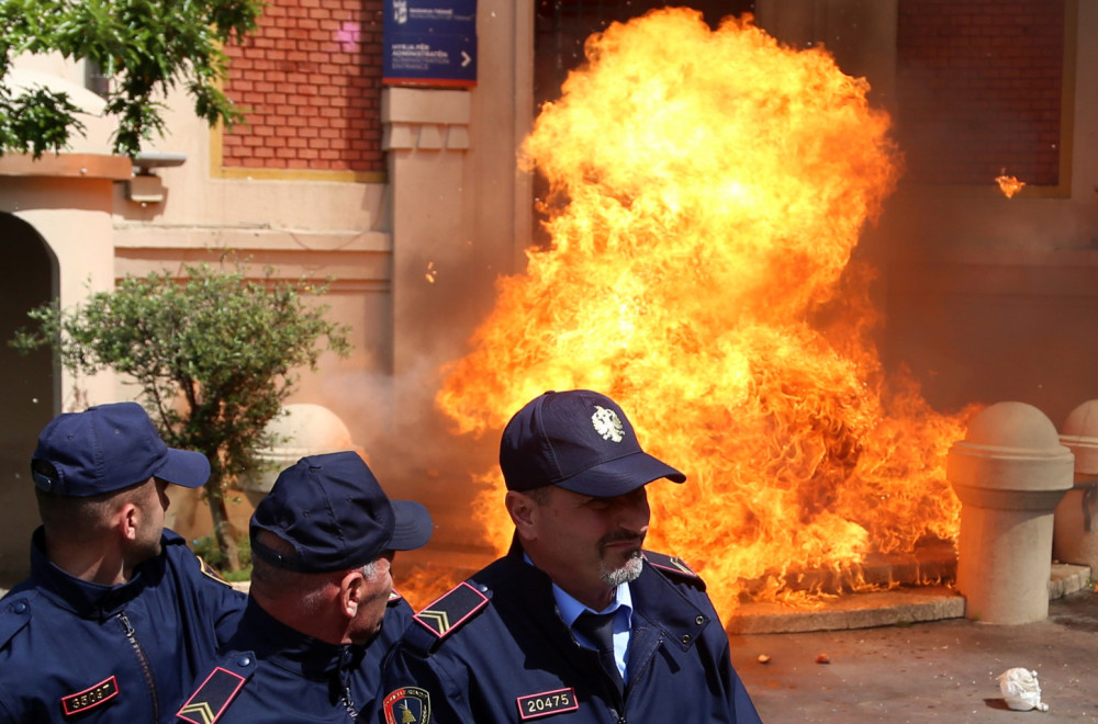 Haos u Tirani: Eksplozije na ulazu u skupštinu; Molotovljevi kokteli na policajce FOTO/VIDEO