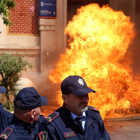 Haos u Tirani: Eksplozije na ulazu u skupštinu; Molotovljevi kokteli na policajce FOTO/VIDEO