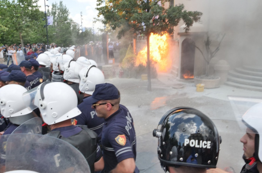 Haos na ulicama Tirane: Demonstranti bacali Molotovljeve koktele na gradsku skupštinu VIDEO