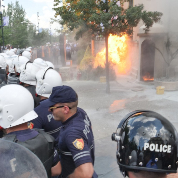 Haos na ulicama Tirane: Demonstranti bacali Molotovljeve koktele na gradsku skupštinu VIDEO