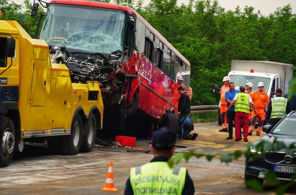 Jeziva nesreća, direktan sudar autobusa i automobila: Skoro 40 povređenih, ima mrtvih VIDEO