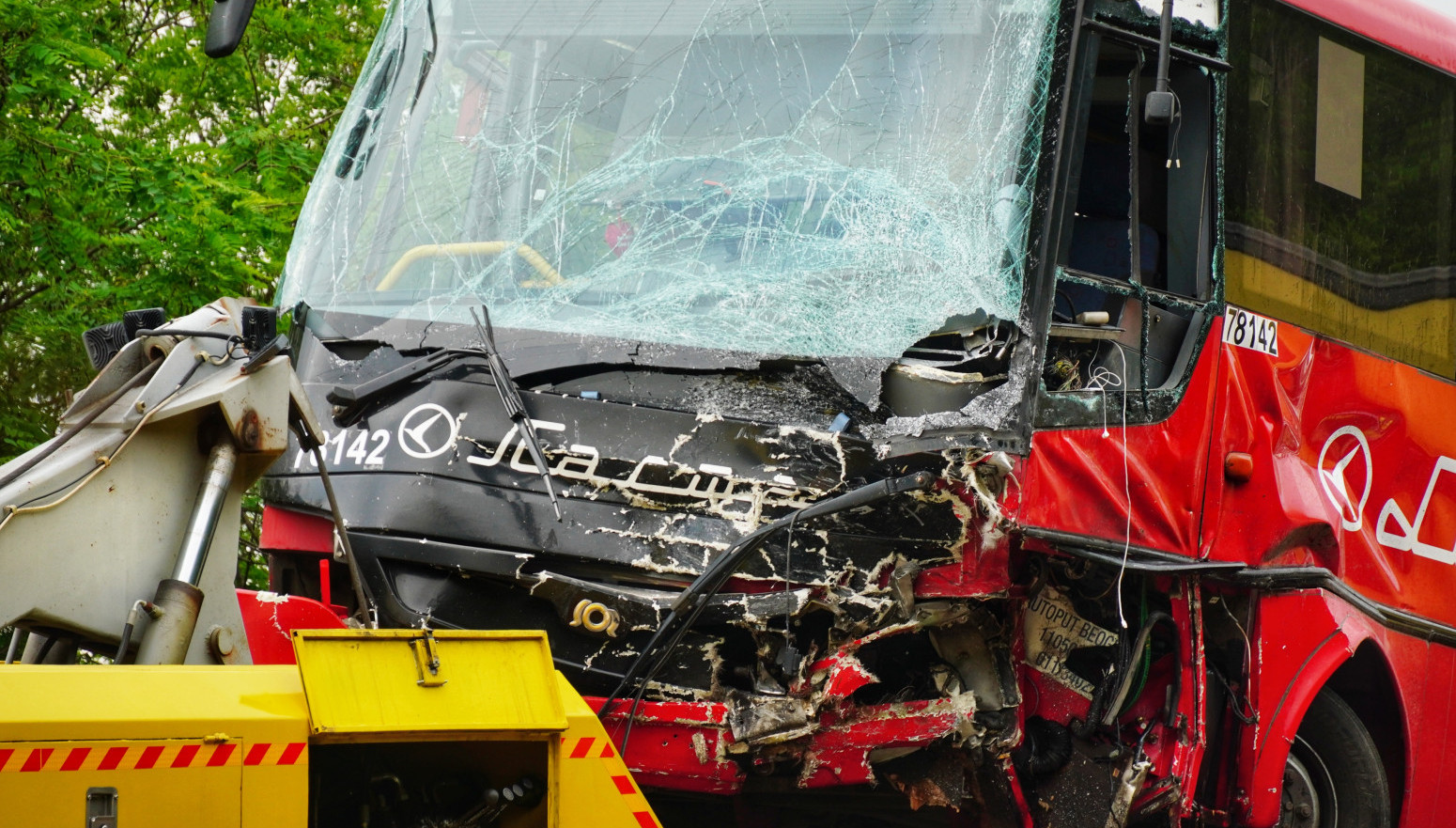 Ovo su detalji strašne nesreće kod Mladenovca: Vozač poginuo, skoro 40 ljudi povređeno VIDEO