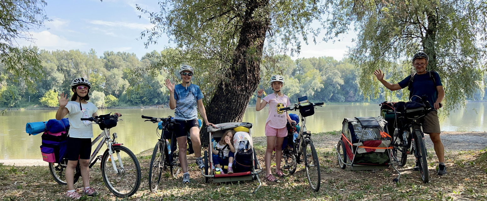 Porodica iz Kovačice biciklima putuje 2.500 km: "Ni za život niste dovoljno spremni" FOTO