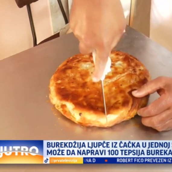 Čačanski buregdžija napravi i do 100 tepsija dnevno VIDEO