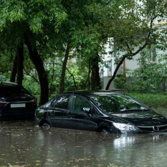 Jako nevreme napravilo haos u regionu: Automobili plutaju ulicama FOTO/VIDEO