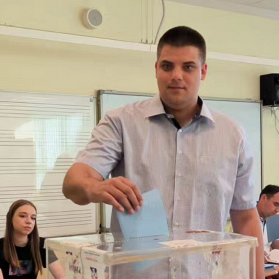 Aleksandar Šešelj glasao u Batajnici FOTO