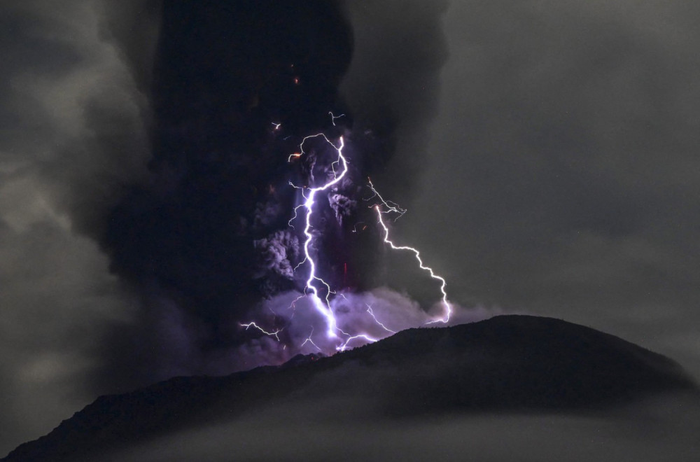 Eruptirao vulkan Ibu u Indoneziji FOTO