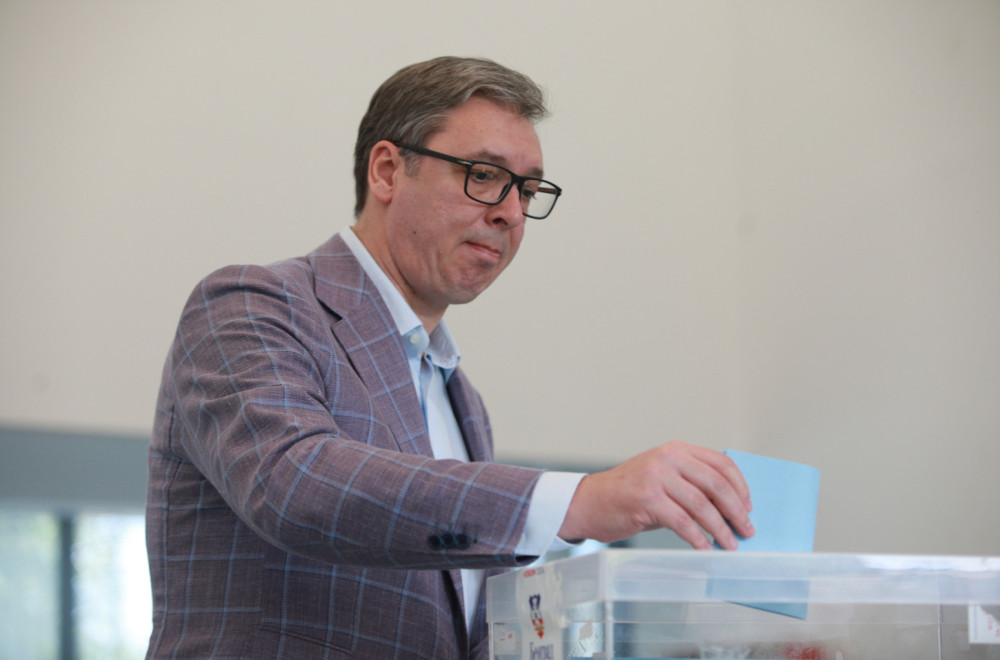 Vučić glasao na Novom Beogradu FOTO