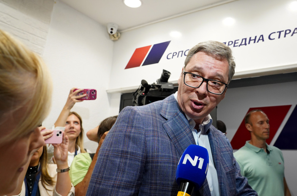 Vučić stigao u izborni štab SNS; Obratio se Žaklini: Ne nervirajte se, slede vam radosne vesti VIDEO