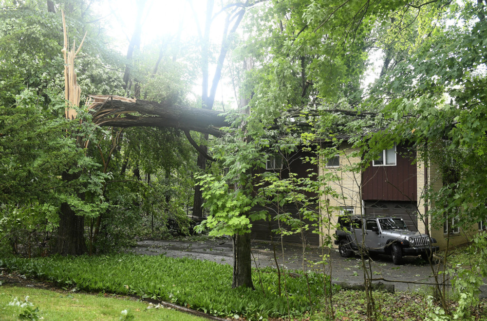 Udario je tornado; Poginulo je dete, majka u teškom stanju. Ima još povređenih FOTO