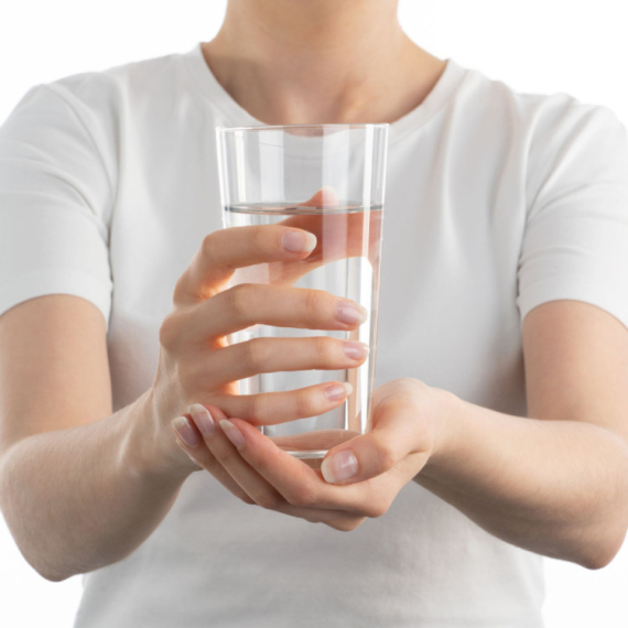 Da li je zaista potrebno popiti čašu vode odmah nakon buđenja?