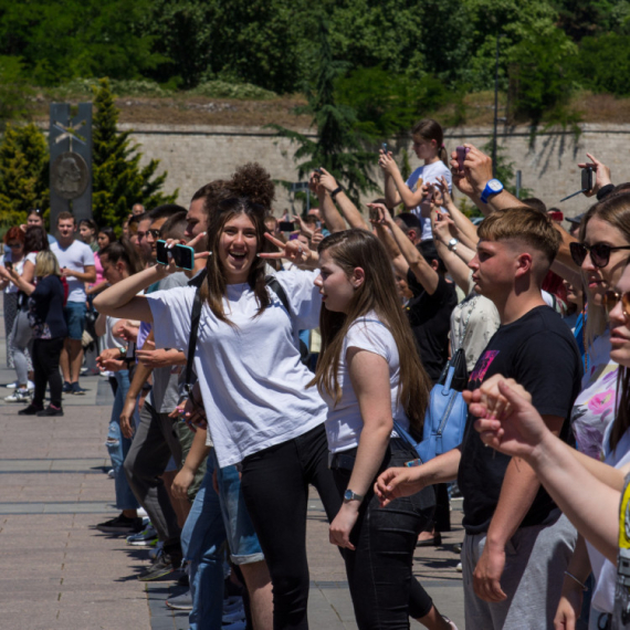 Srpski tinejdžeri postali internet zvezde: Na maturu došli obučeni kao Teletabisi FOTO
