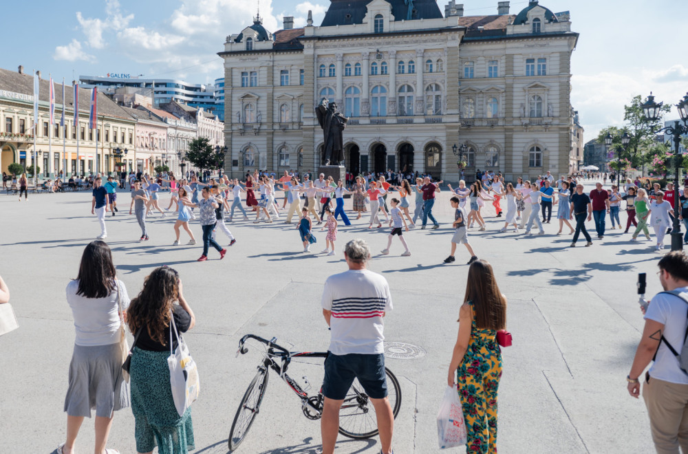 Novosađani zaplesali sirtaki na Trgu slobode: Tradicionalni ples i grčka muzika oduševili prolaznike FOTO