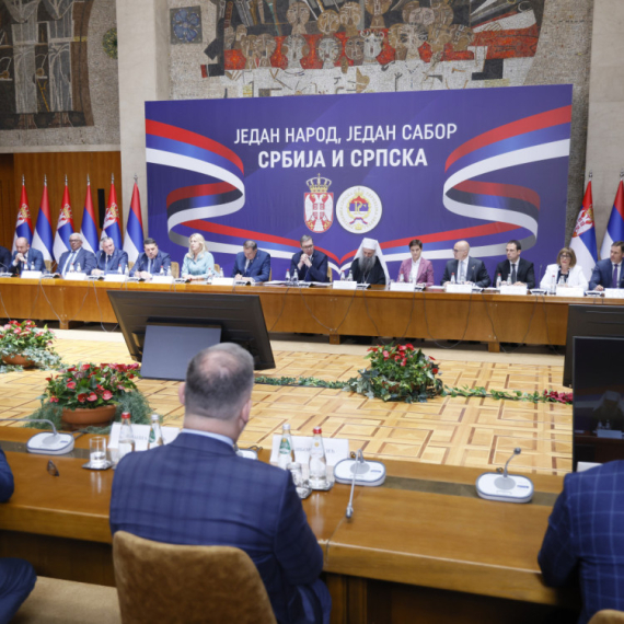 U toku je zajednička sednica; Jednoglasno usvojena deklaracija; Vučić se obratio