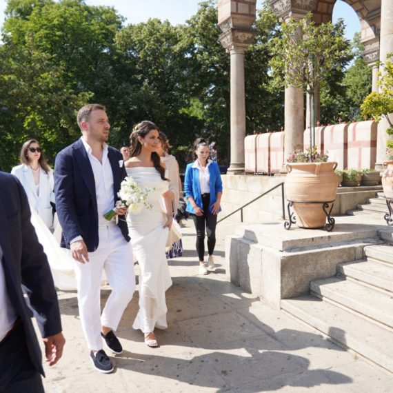 Ceremonija na dva jezika, skupocena venčanica i luksuzni meni: Svi detalji venčanja Dragane Kosjerine