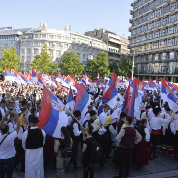 Građani se okupili na Trgu, počela centralna manifestacija; Doneta istorijska odluka; Deklaracija usvojena