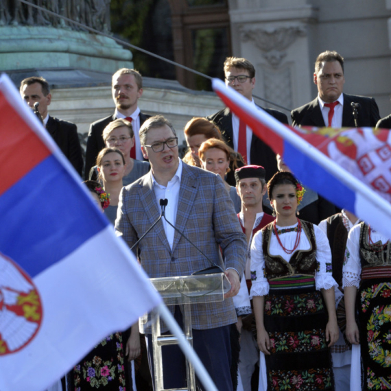 Vučić raširio zastavu Srbije, pa poručio: Jedna mala Srbija vam se suprotstavila jer je odlučila da se bori