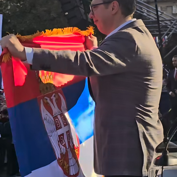 Vučić raširio zastavu Srbije iz UN: Jedna mala Srbija vam se suprotstavila jer  je odlučila da se bori