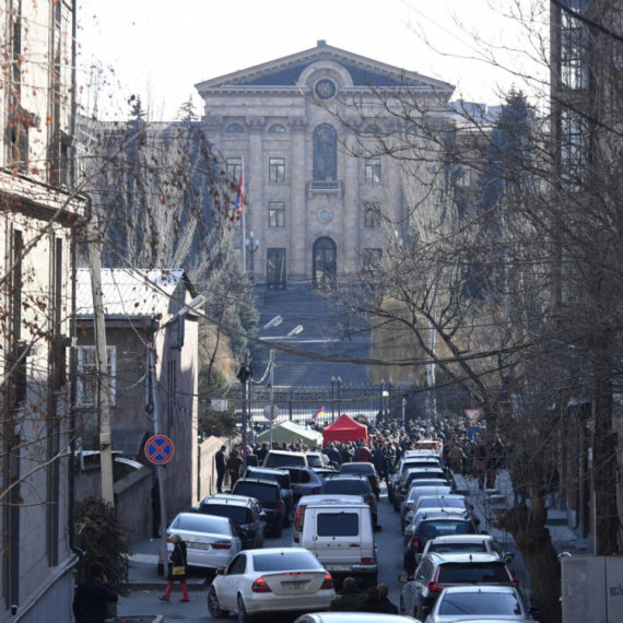 Protivnici jermenskog premijera krenuli ka parlamentu