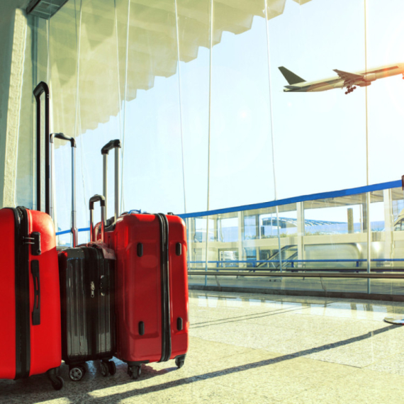 Kofer vam je crvene boje? Evo zbog čega ćete svoj prtljag čekati duže na aerodromu VIDEO