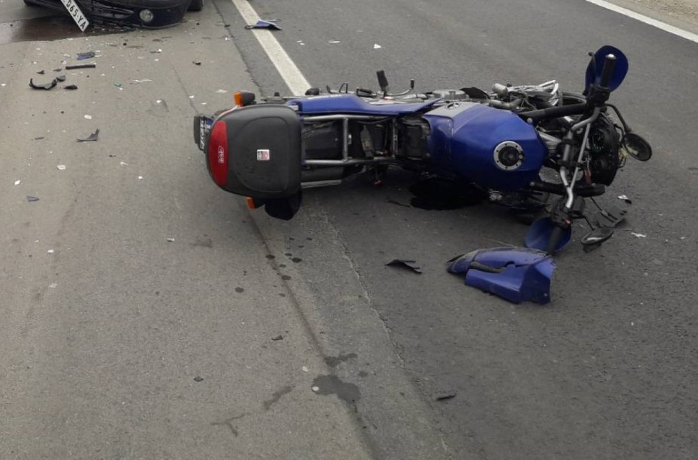 Saobraćajna nesreća kod Čačka: Teško povređen vozač motora prebačen u bolnicu