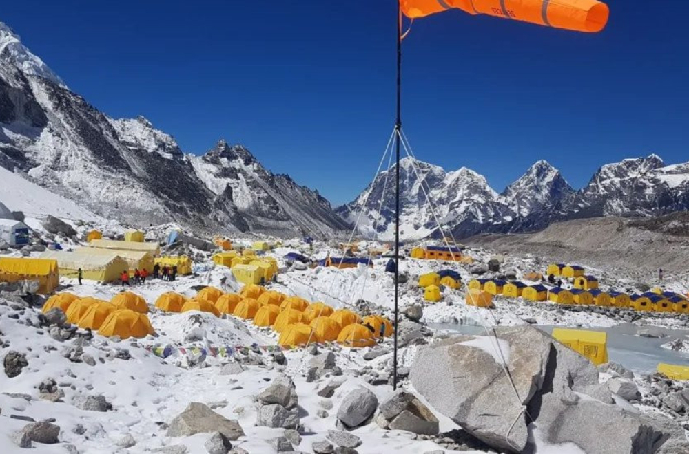 Mont Everest: Uklonjeno 11 tona otpada sa himalajskih vrhova