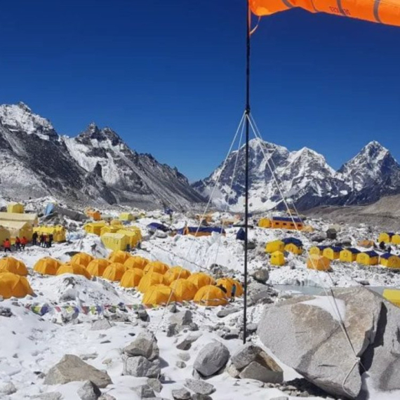 Mont Everest: Uklonjeno 11 tona otpada sa himalajskih vrhova