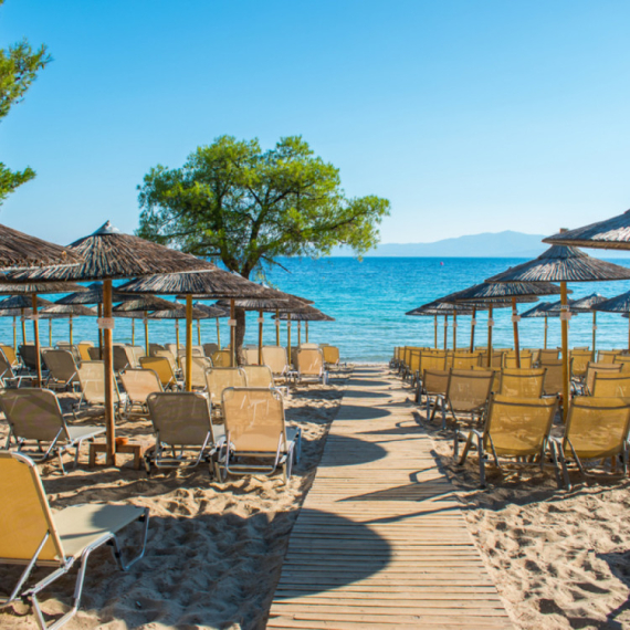 Omiljena grčka plaža srpskih turista uvela striktna pravila: Obavezna rezervacija i dreskod, a cene paprene