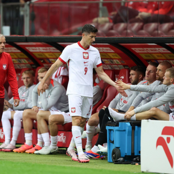 Horor za Poljake – strelac se povredio slaveći gol, Leva odšepao sa terena FOTO