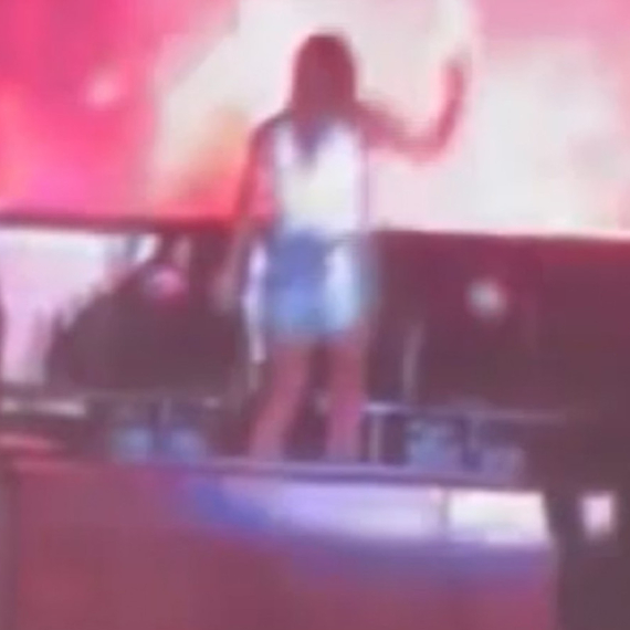 Pevačica brutalno pala na bini: Čuo se vrisak iz publike VIDEO