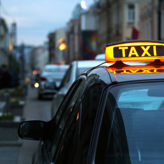 Neoprezno i opasno: Pogledajte gde taksista drži mobilni dok vozi FOTO