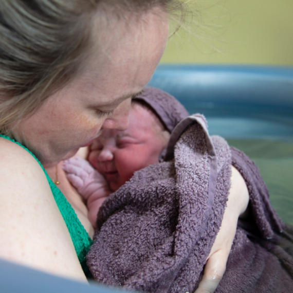 Porođaj u vodi je siguran i za majku i za bebu –  ako su ispunjeni ovi uslovi