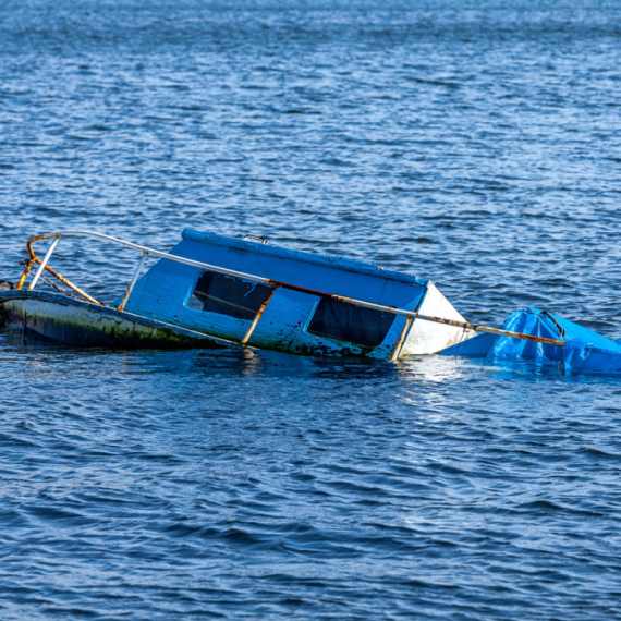 Drama na reci: Pevrnuo se čamac, poginulo više od 80 ljudi