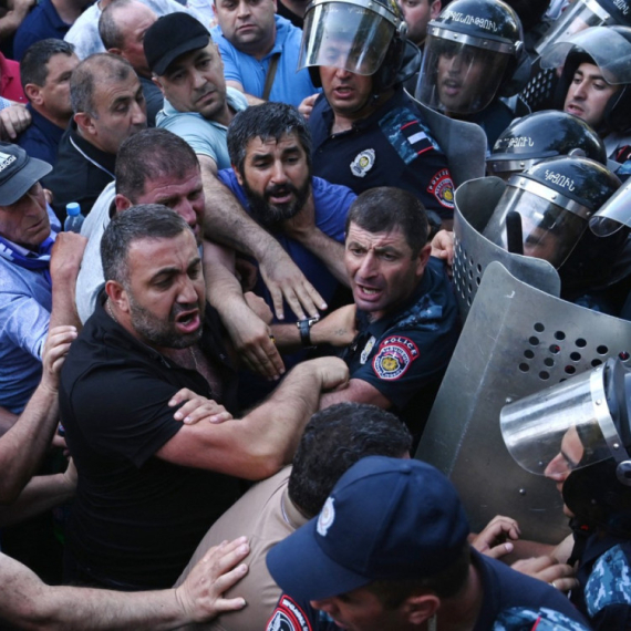 Jermenska policija uhapsila 98 demonstranata ispred zgrade parlamenta