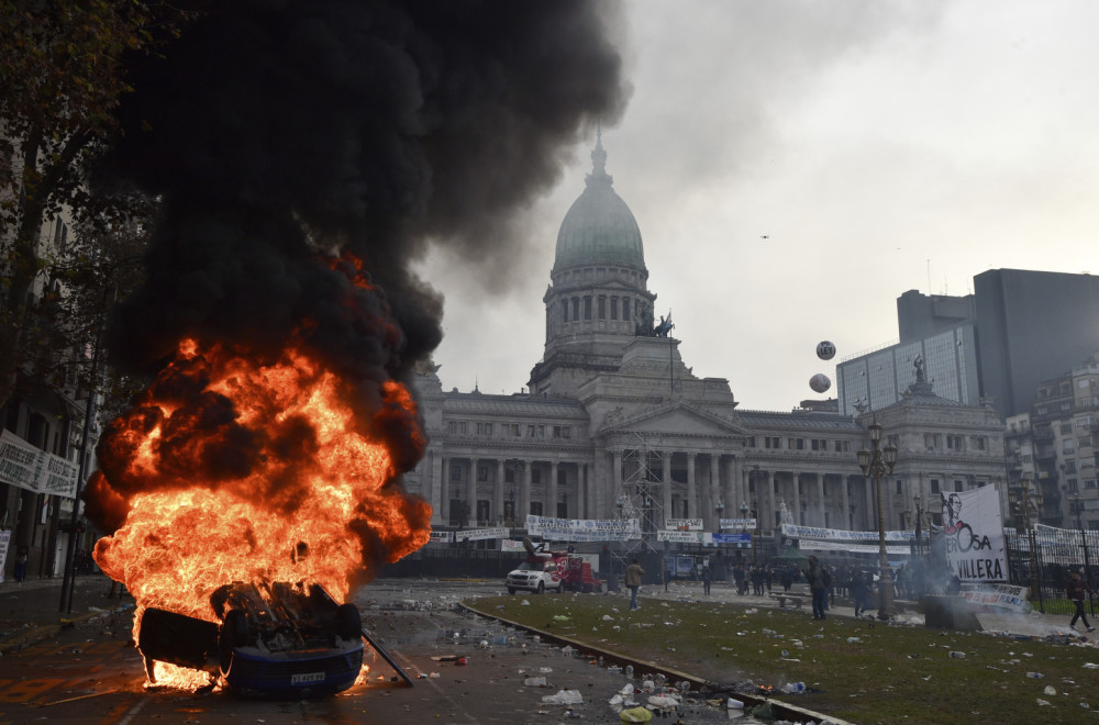 Sukob besnih građana i policije u Buenos Ajresu; Scene kao na "bojnom polju" FOTO