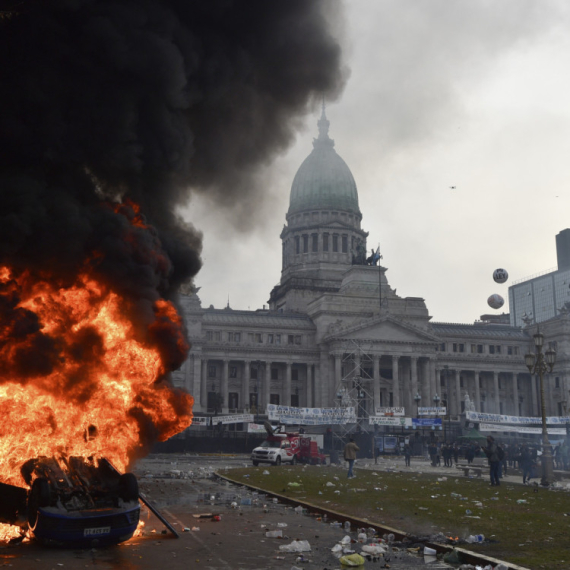 Sukob besnih građana i policje u Buenos Ajresu; Scene kao na "bojnom polju" FOTO