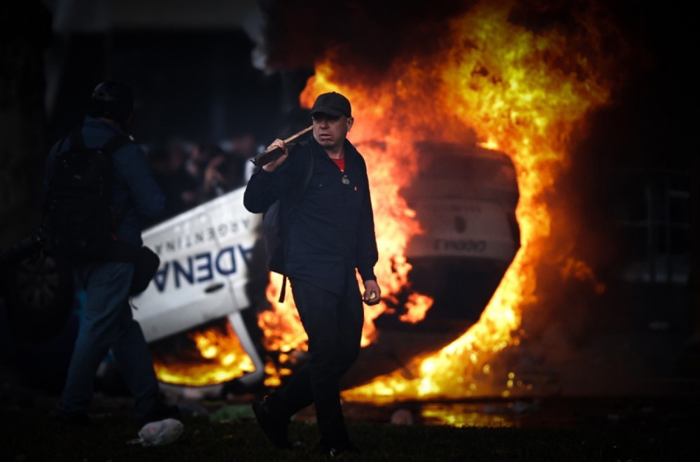 Haos u Albaniji: Opozicija bacala Molotovljeve koktele na kabinet premijera VIDEO