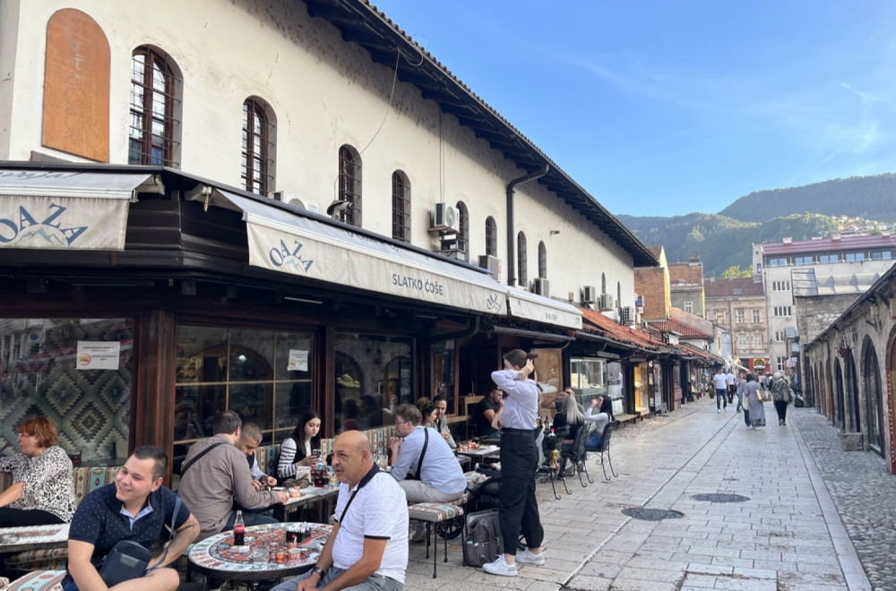 Vandali ispisali grafit "genocidaši" pored ambasade Srbije u Sarajevu