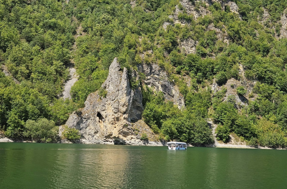 Tragičan kraj potrage: Iz Zlatarskog jezera izvučeno telo muškarca za kojim se tragalo