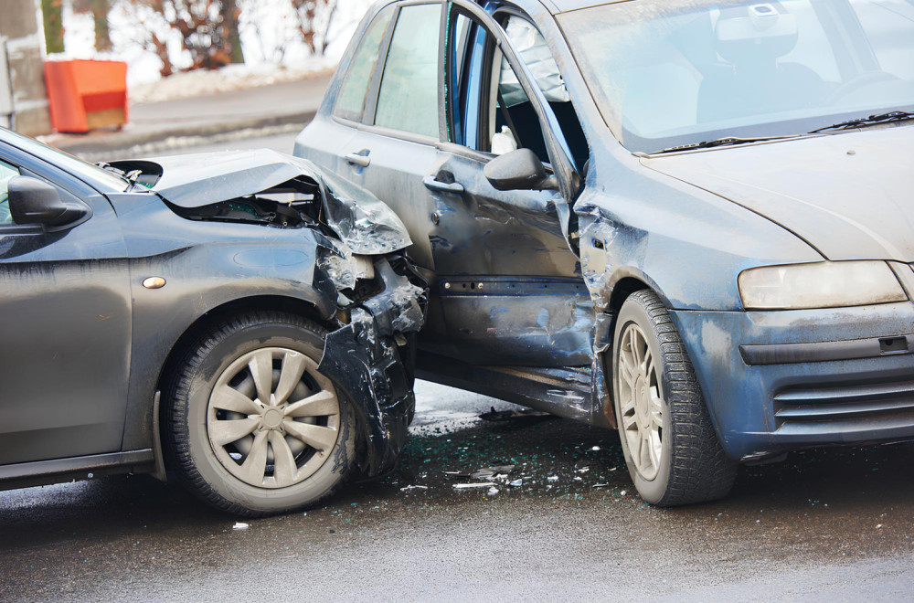 Teška saobraćajna nesreća na auto-putu kod Jagodine: Povređene dve osobe; Automobil smrskan FOTO