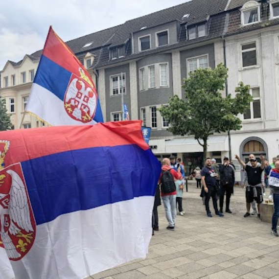 Srbovanje i žurka u Gelzenkirhenu; FSS strepi zbog zastava; "Delije" ponizile Engleze