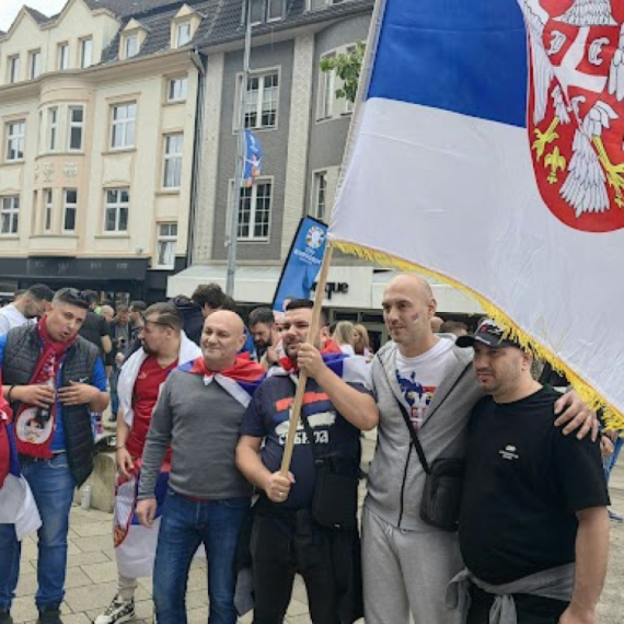 Sa poljskom zastavom ušao među Srbe, a onda je uskočio srpski navijač VIDEO