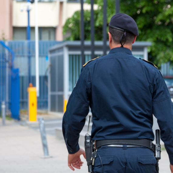 Kurtijevi policajci upali u srpske škole u Leposaviću