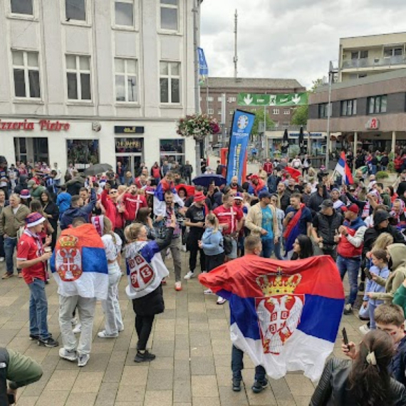 Srbi "opleli" kolo u Gelzenkirhenu; FSS strepi zbog zastava; "Delije" ponizile Engleze