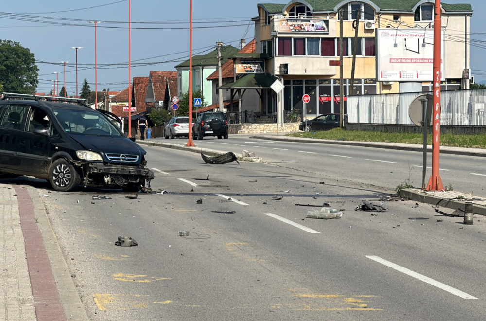 Težak sudar "poršea" i "opela" u Čačku: Svuda po putu rasuti delovi vozila FOTO