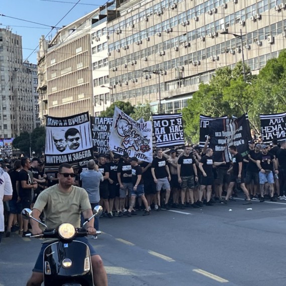 Protestna šetnja Grobara – predali "Apel za promene" u Skupštinu FOTO