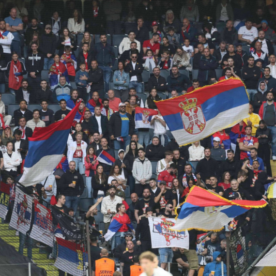 Provokacija u srpskoj fan zoni: Zapaljena albanska zastava VIDEO